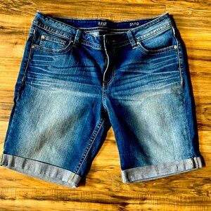 EUC a.n.a. Women’s Mid Rise Stretchy Bermuda Shorts